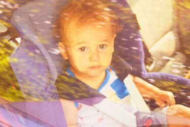 Kid forgotten alone in the car